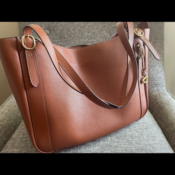 Coach Alana - Picture 2 of 6